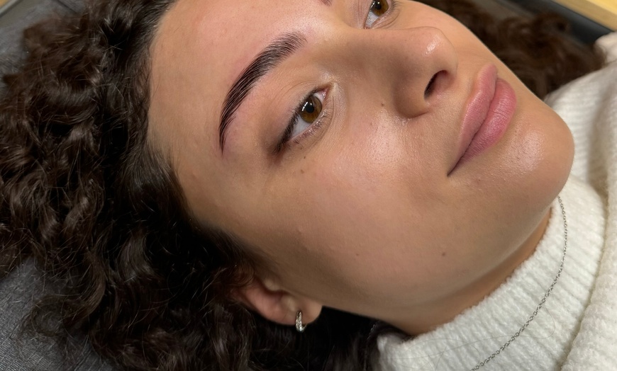 Image 1: Restructuration des sourcils ou rehaussement des cils