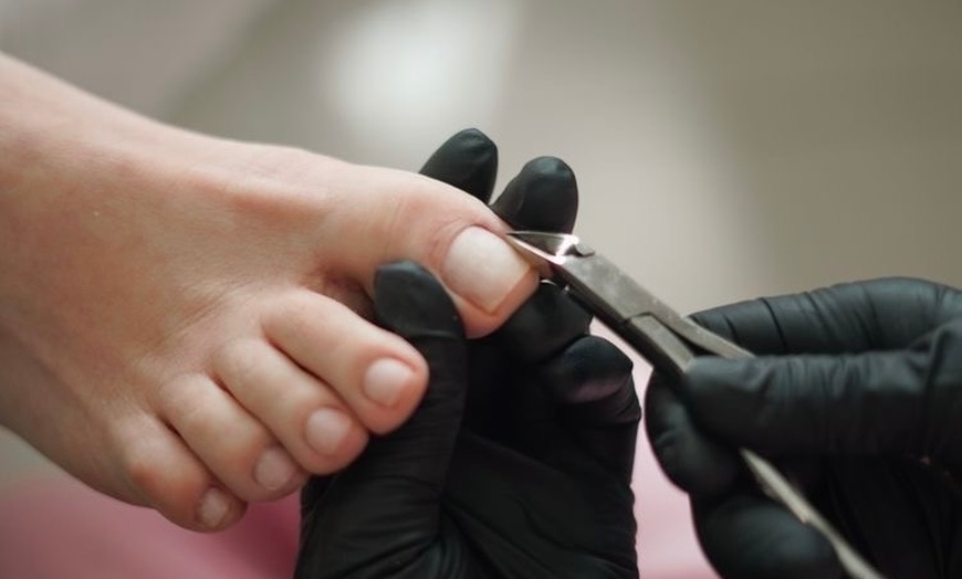 Image 1: 45-60 Min. Professionelle Fußpflege, optional mit Lack, für 1 Person