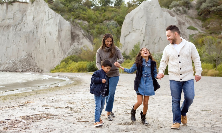 Image 2: Get 30- or 60-Min Single Family or 2- or 4-Hr Photography Session 