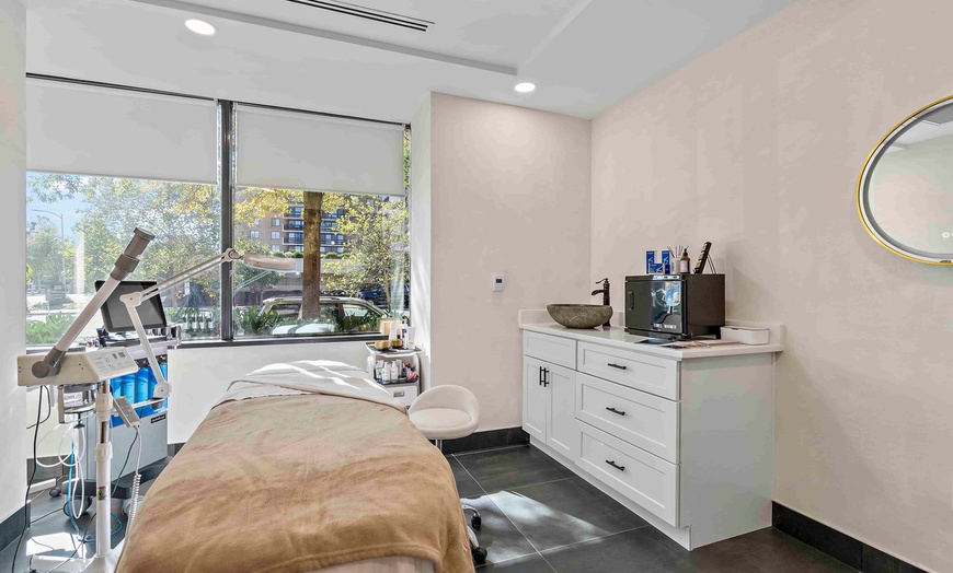 Image 4: Laser Hair Removal for M, L, XL Areas and Full Body plus HydraFacial