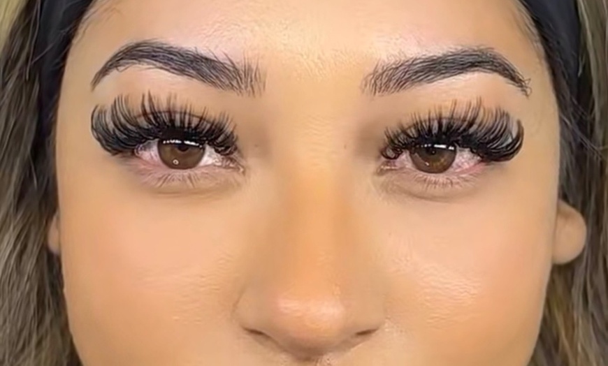 Image 2: Full Set of Eyelash Extensions with 3D or 6D Volumes and Two Week Fill