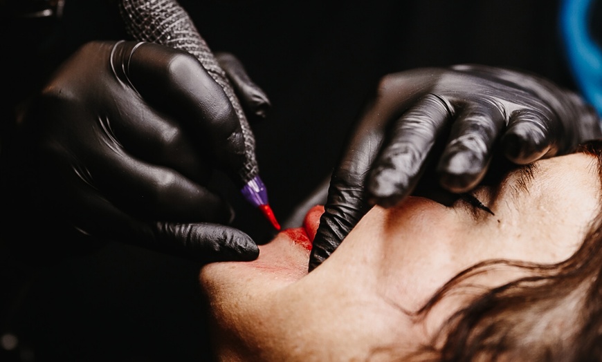 Image 3: Micropigmentación de labios y opción a labios oscuros con exfoliación