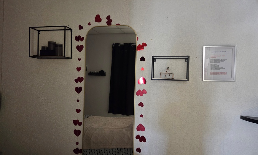 Image 2: 60 or 90 Minute Couples or Fusion Massage w/ Hot Towels and Hot stones