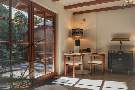 60-minutowy masaż gorącym olejem kokosowym lub masłem Shea z aromaterapią + shot witaminowy (90 min) - Studio Urody PRO