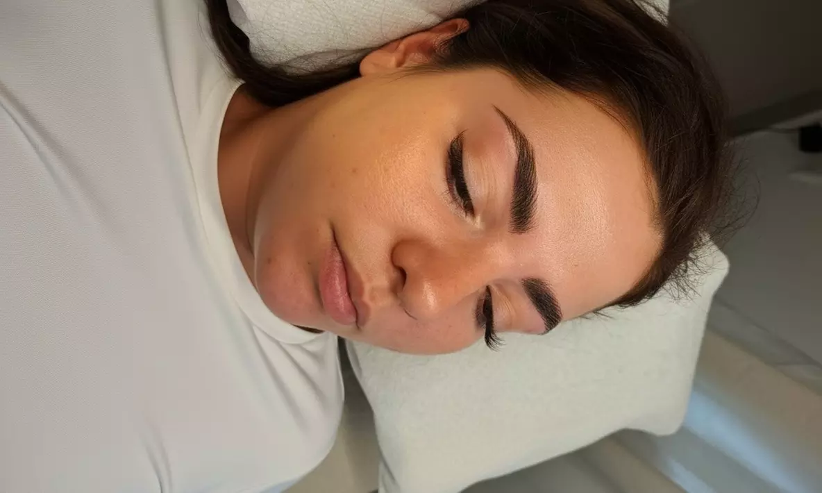 Beauté du regard : extensions de cils au choix ou browlift