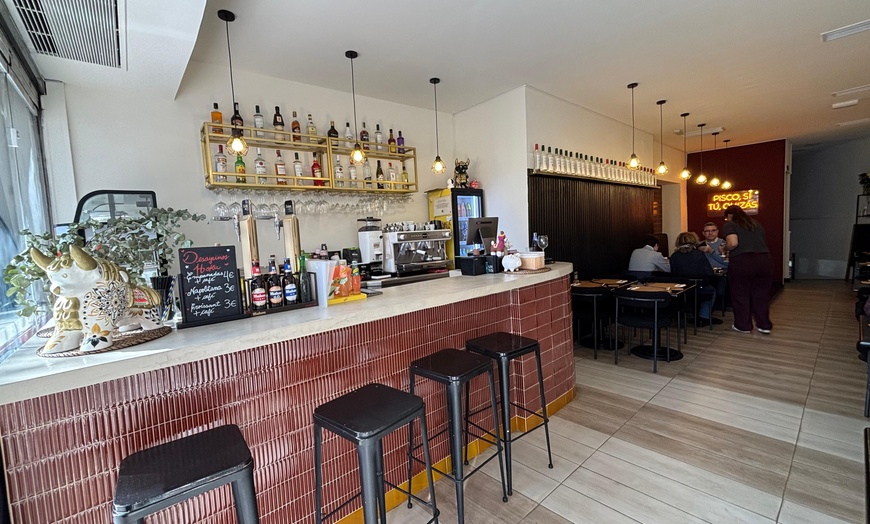 Image 2: Menú fusión Hoku para 2 o 4 con entrante, principal, postre y bebida