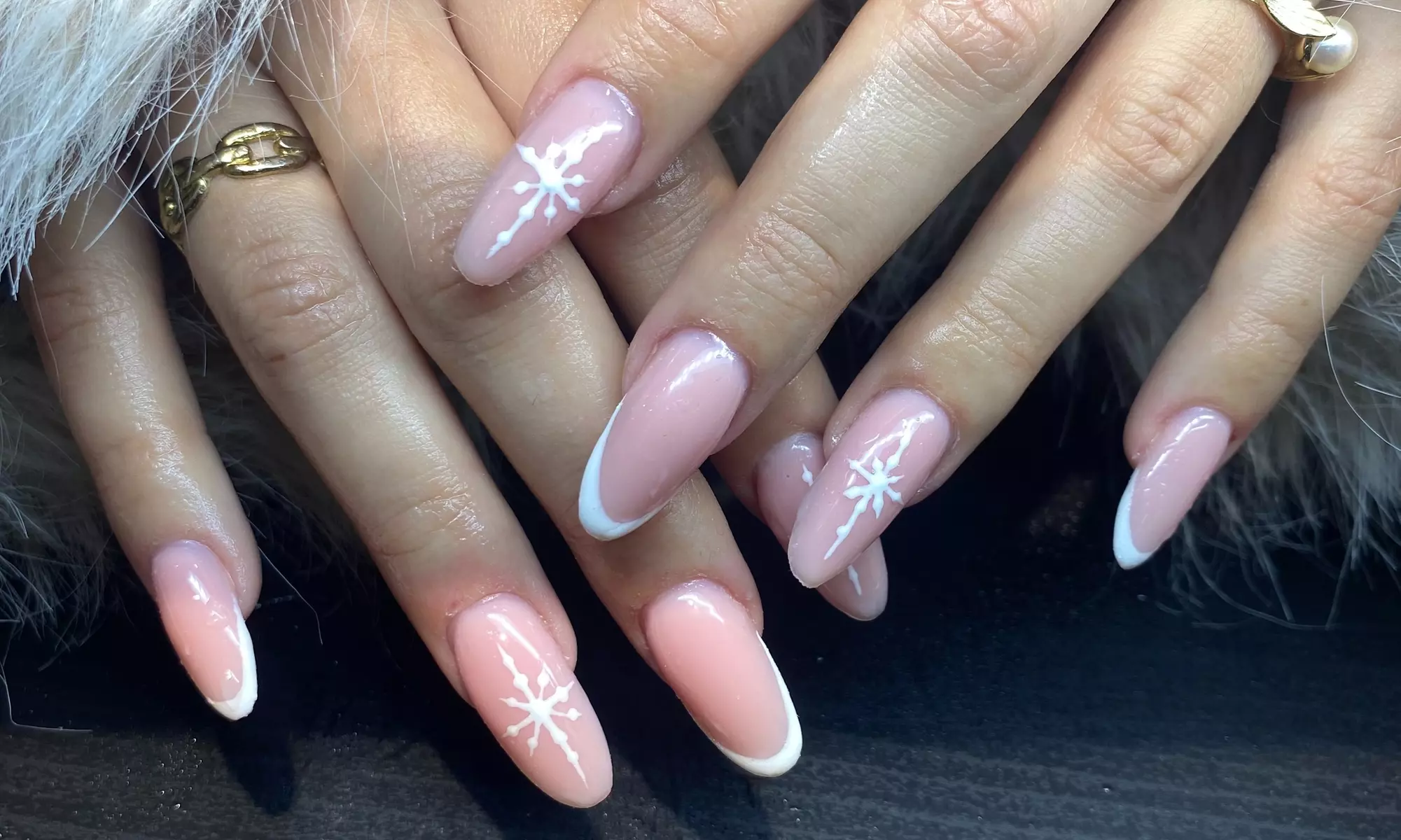 Beauté des mains avec pose de vernis, semi-permanent ou gel