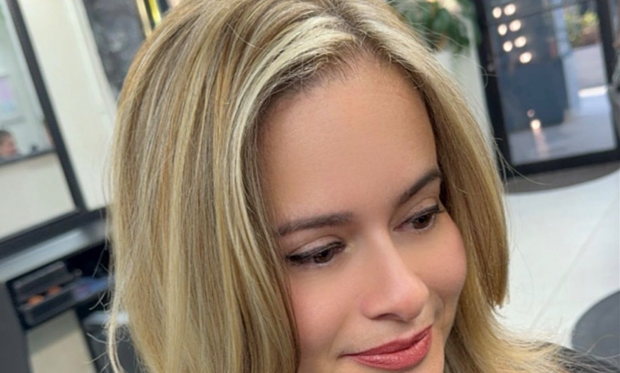 Image 3: Blowout and deep conditioning session for smooth and voluminous hair
