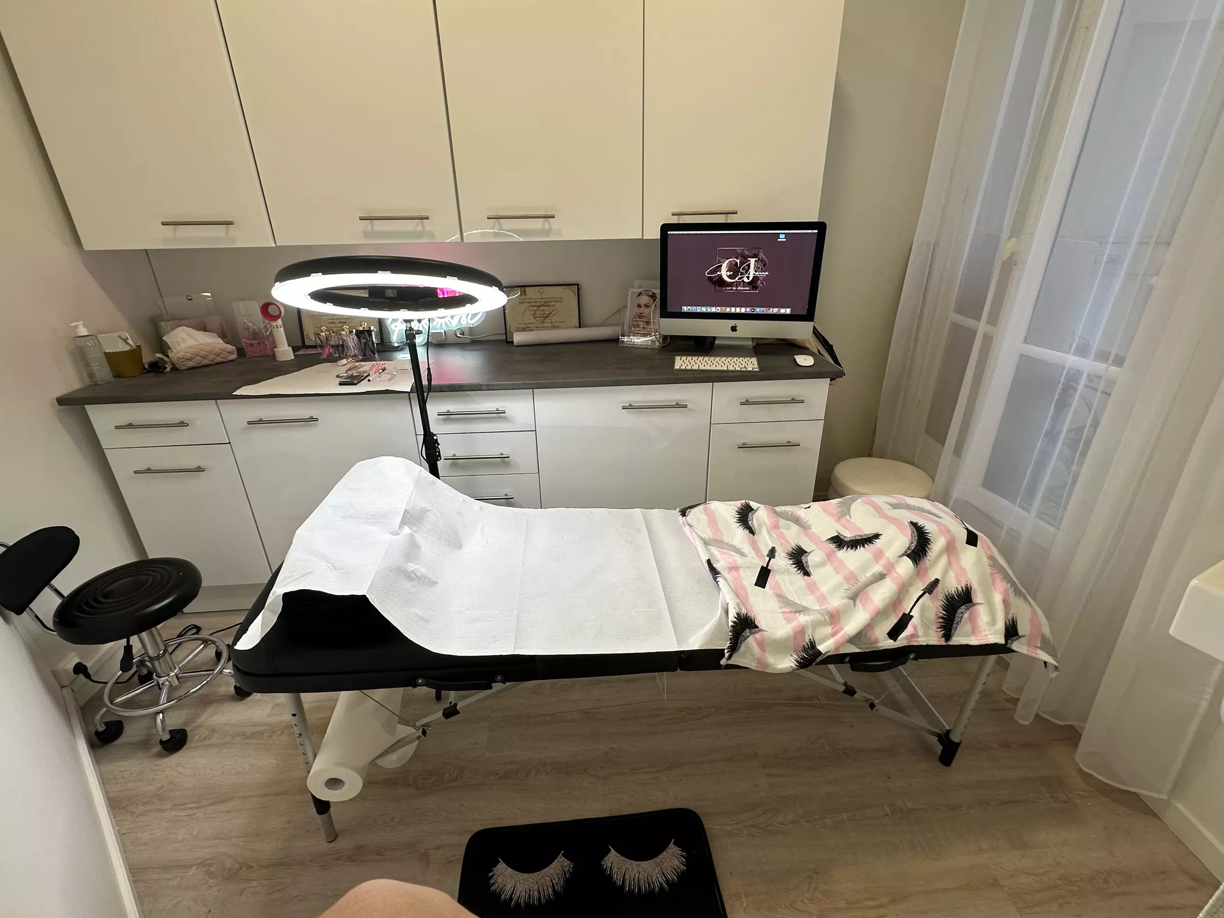 Pose d'extensions de cils : regard élégant chez L’Art du Regard