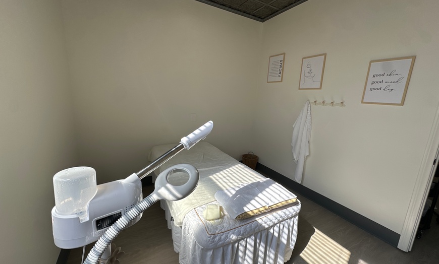 Image 2: 45 & 60-Minute Relaxation & Stress Relief Massage Options