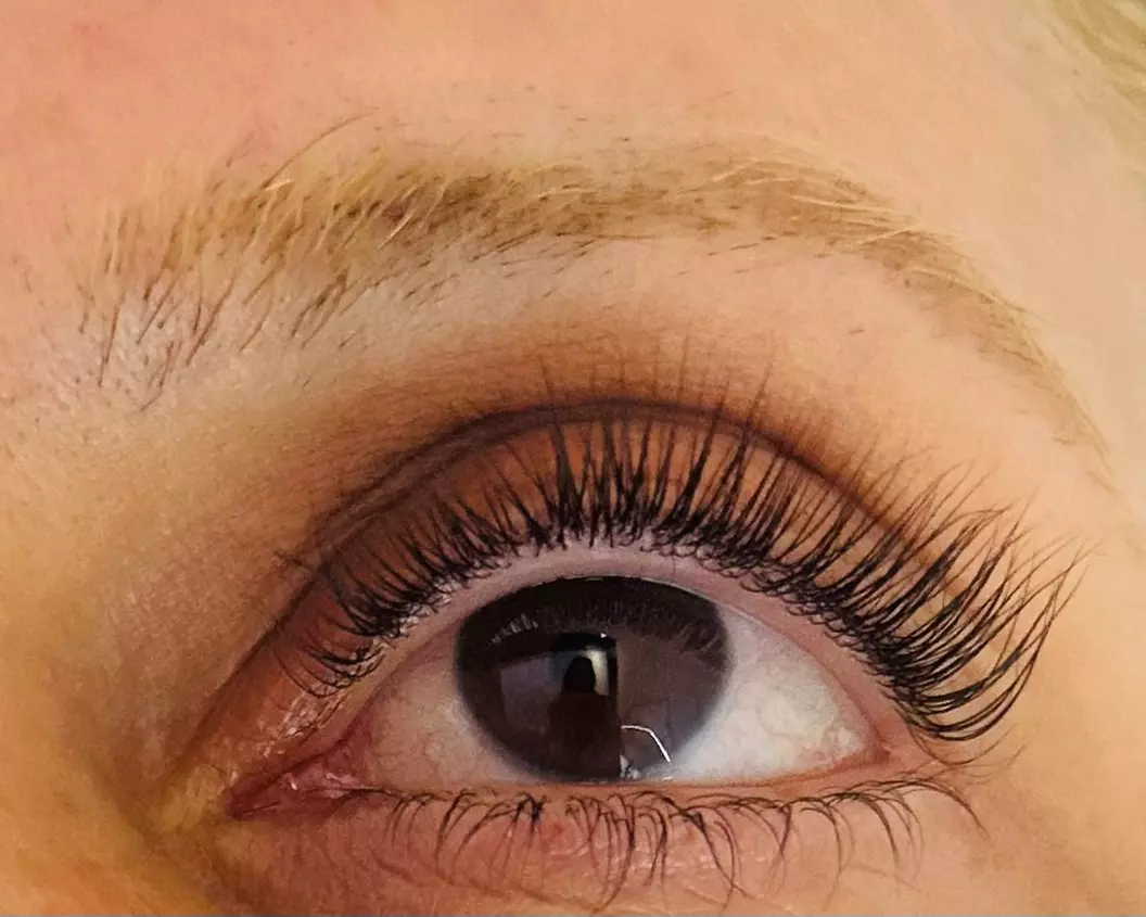 Rehaussement de cils avec teinture et extension de cils