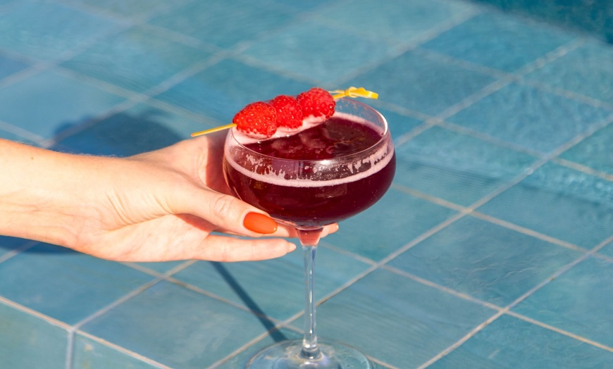 Image 5: Dip n Drunch for 1, 2, 3, or 4 - Pool & Beach Access and More