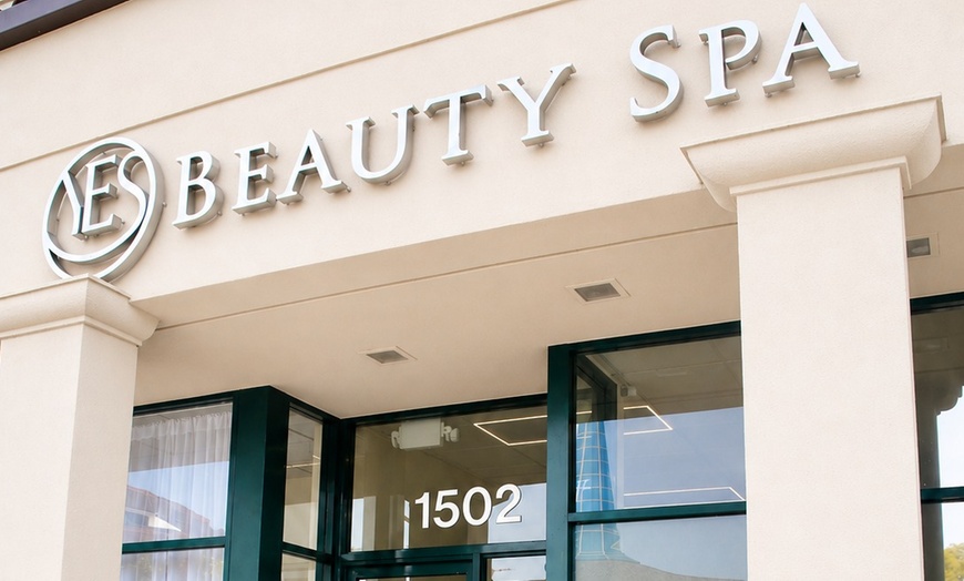 Image 3: Relax and Rejuvenate with a Soothing Massage and Head Spa Experience 