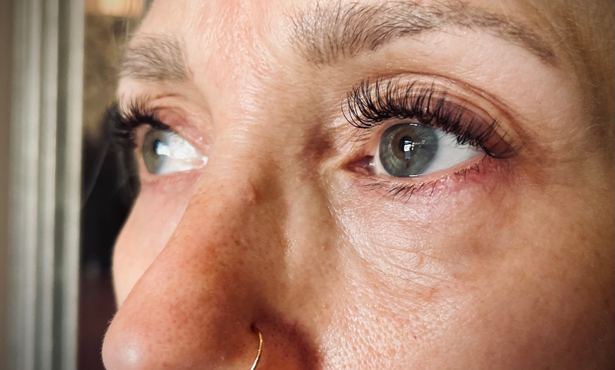 Image 4: Enhance Your Look With Classic, Hybrid, Volume Lash Extensions Or Lift