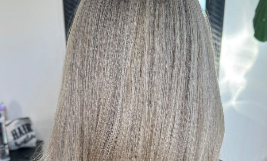Image 7: Unleash Your Inner Glam with a Stunning Hair Makeover! 