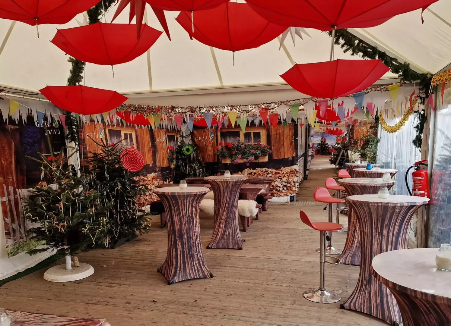 Glühwein mit oder ohne Alkohol im Bogenhausener Winterzauberwald (bis zu 39% sparen) - Primary Image