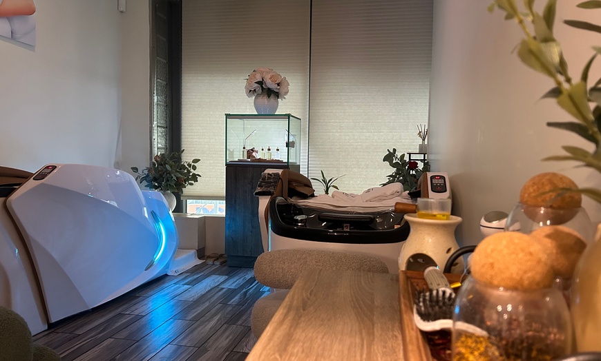 Image 8: Signature & Premium Head Spa Therapy with Full Body Chair Massage