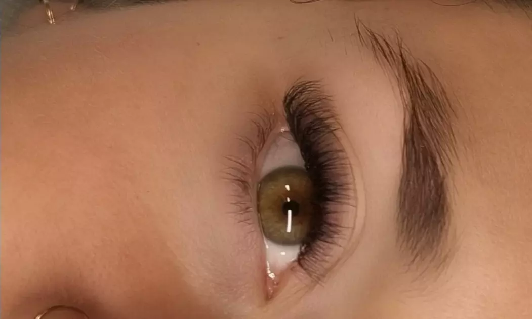 Beauté du regard : extensions de cils au choix ou browlift