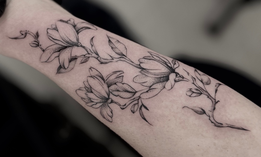 Image 10: Tatuaż cienką kreską – kobiece motywy kwiatowe w wybranym rozmiarze
