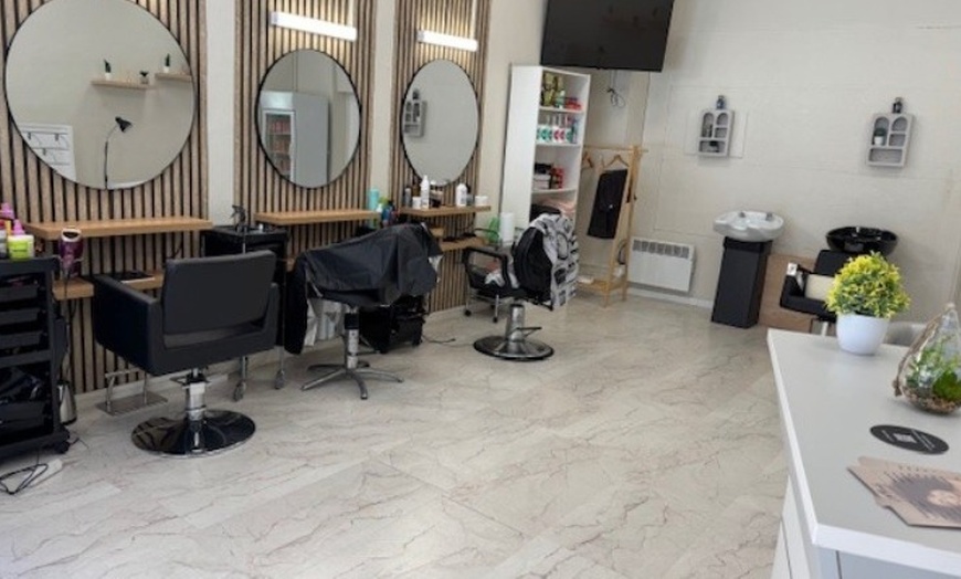 Image 1: Coiffures afro stylées et soins complets chez LM Beauty à Rouen