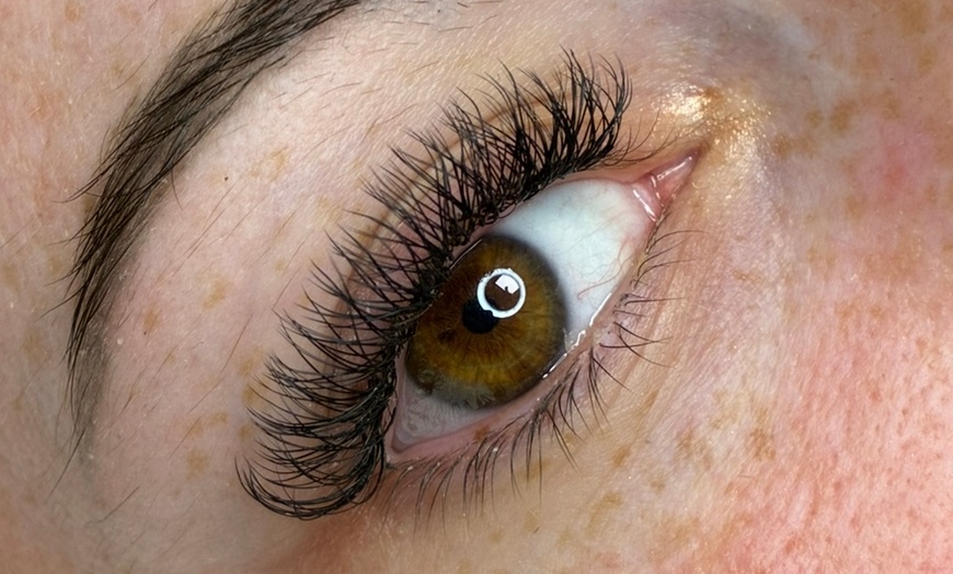 Image 3: Beauté des mains et du regard chez Elvina Beauty à Béziers