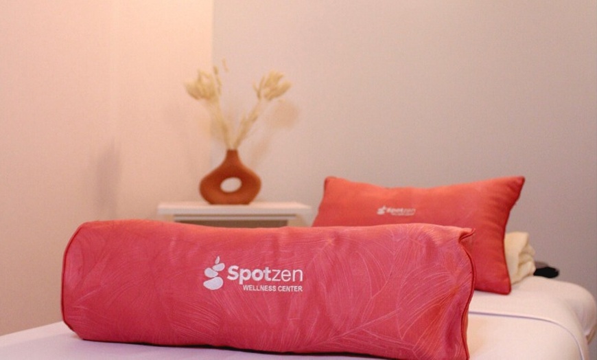 Image 5: Relax with a 50- or 80-Min Couples Massage with Aromatherapy & More