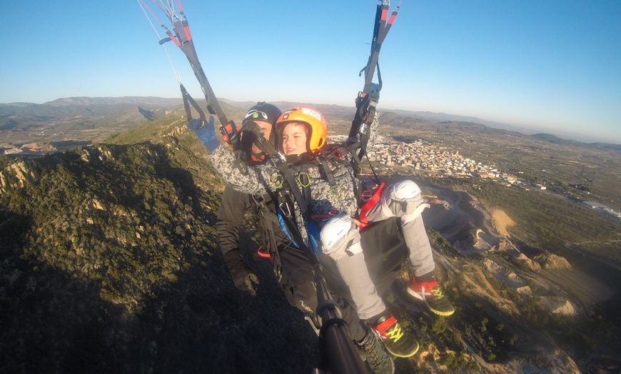 Image 1: Vuelo en parapente de 30 minutos con monitor experto para 1 persona