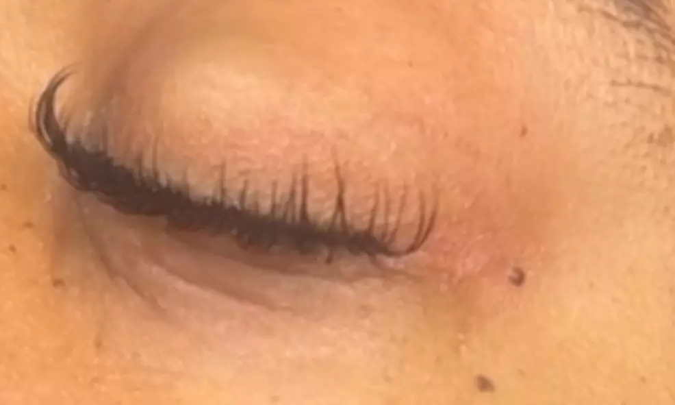 Full Set of Hybrid Lashes for a Flirty, Natural-Volume Look