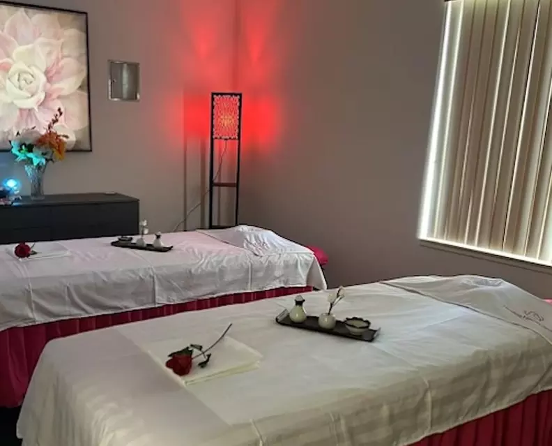 Couples 60 or 90-Min Deluxe Massage or Shoulder & Neck Massage For 1