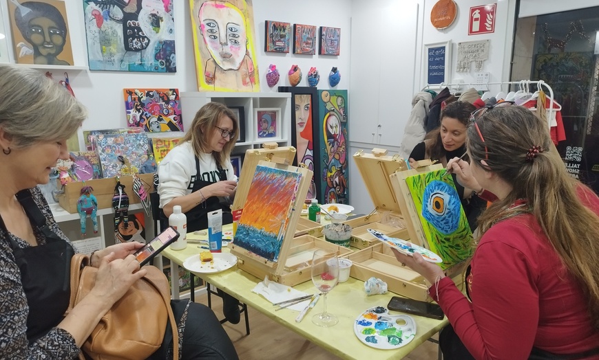 Image 8: ¡Vaya artista! Pinta una obra de arte acompañándolo de vinos y picoteo para 1 o 2 personas y ahorra hasta un 50%