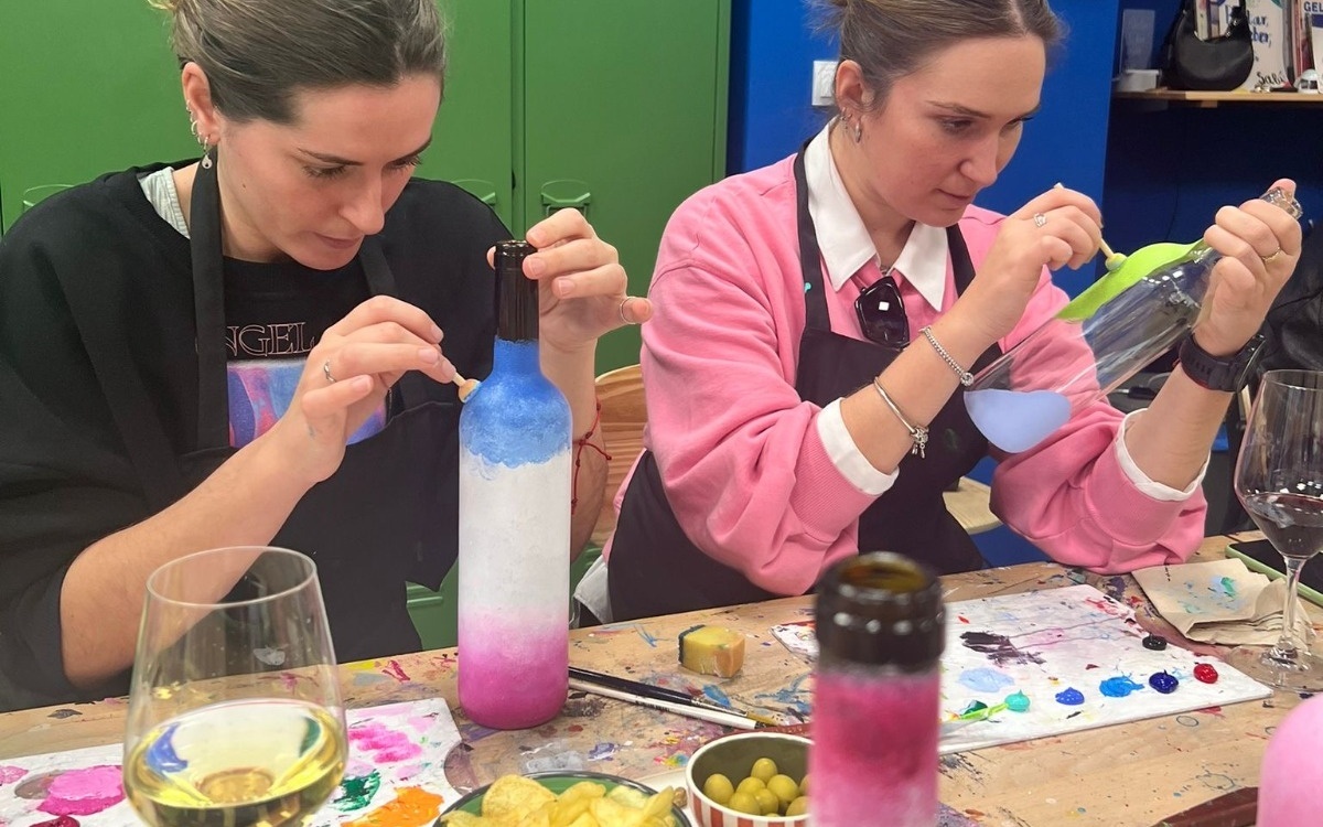 Taller de pintura y reciclaje de botellas en Valencia