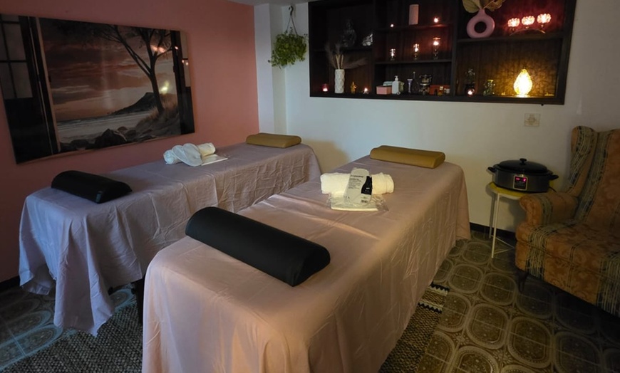 Image 2: Masaje en pareja de 50 minutos: relajante, con piedras o chocoterapia