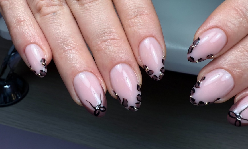 Image 4: Beauté des mains russe avec vernis semi permanent ou rallongement gel