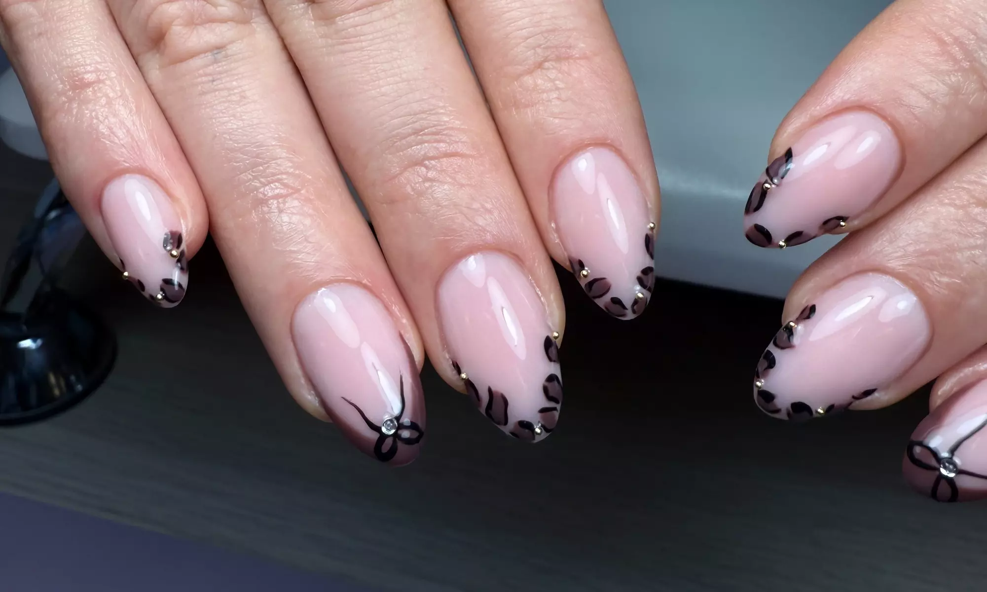 Beauté des mains russe avec vernis semi permanent ou rallongement gel