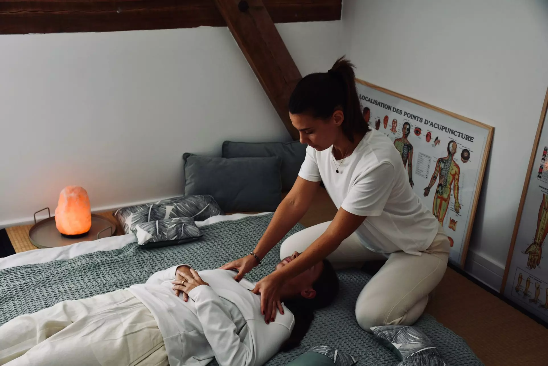 Bien-être japonais : séance de shiatsu ou massage du dos ciblé