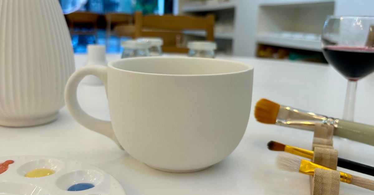 Taller de pintura sobre cerámica con bebida en Barcelona