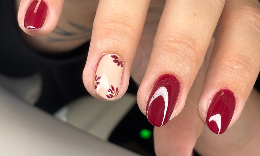 Image 4: Pose gel, vernis semi-permanent ou sur ongles naturels chez MStudio
