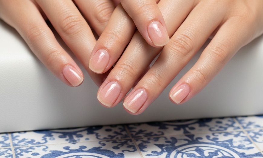 Image 2: Manicura completa para 1 con limado, cutículas y esmaltado tradicional