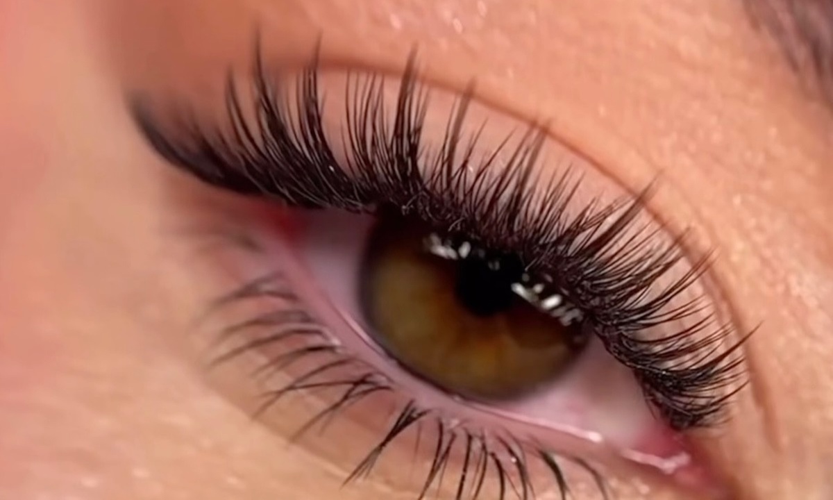 Up to 64% Off on Eyelash Extensions at Lavish Lashes Club