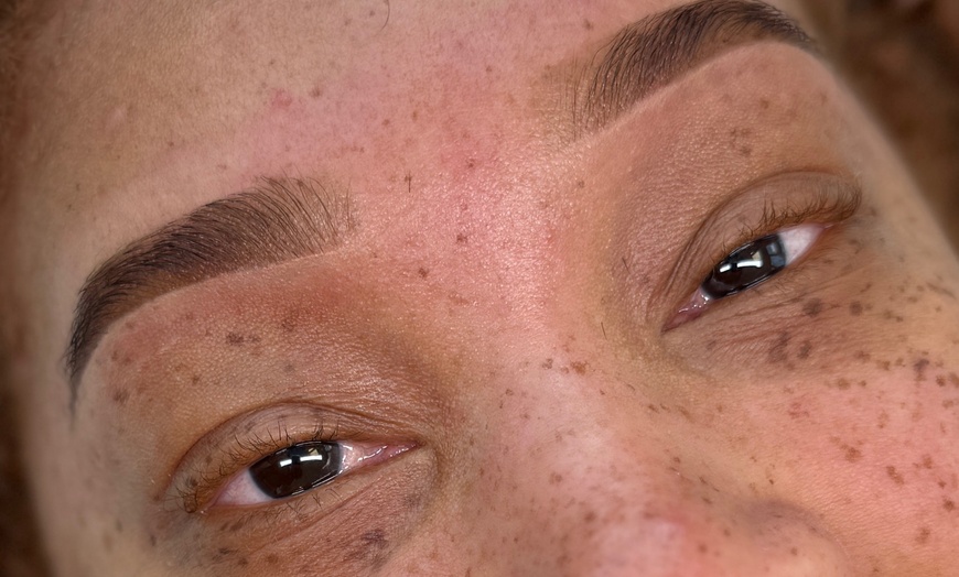 Image 3: Wenkbrauwen zijn dé blikvanger van je gezicht, dus laat ze stralen