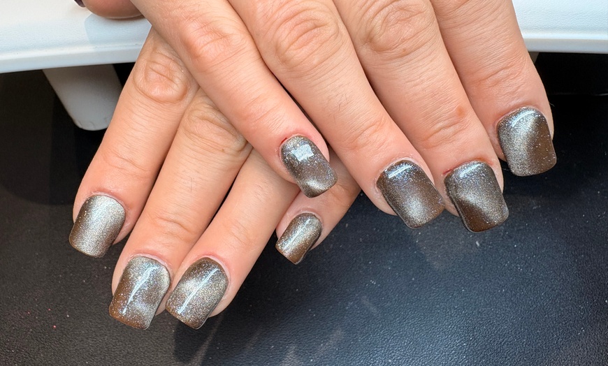 Image 9: Pose de vernis semi-permanent ou capsules américaines à Saint-Gratien