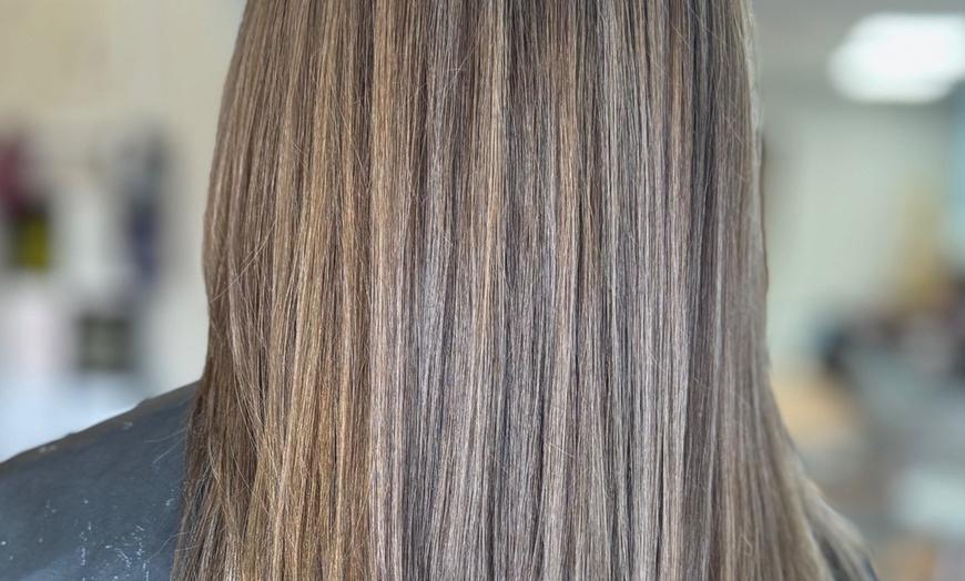 Image 2: Unleash Your Inner Glam with a Stunning Hair Makeover! 