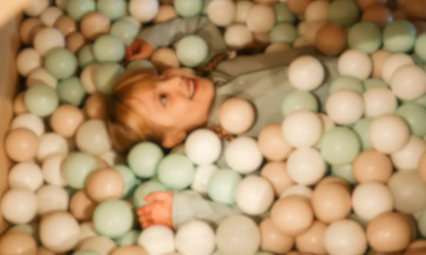 Wejście dla dzieci do drewnianej bawialni