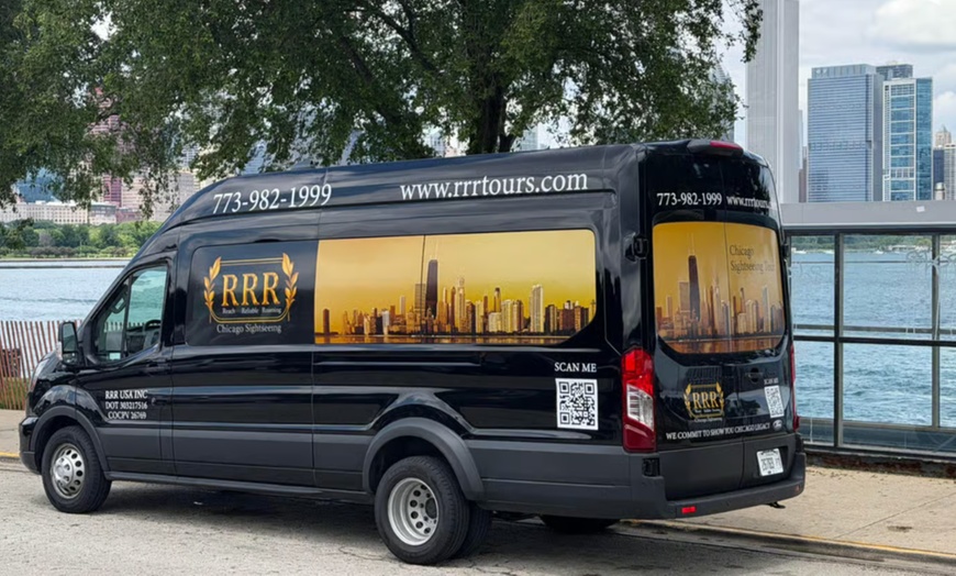 Image 4: Chicago Sightseeing Tour: Iconic Landmarks & Photo Stops