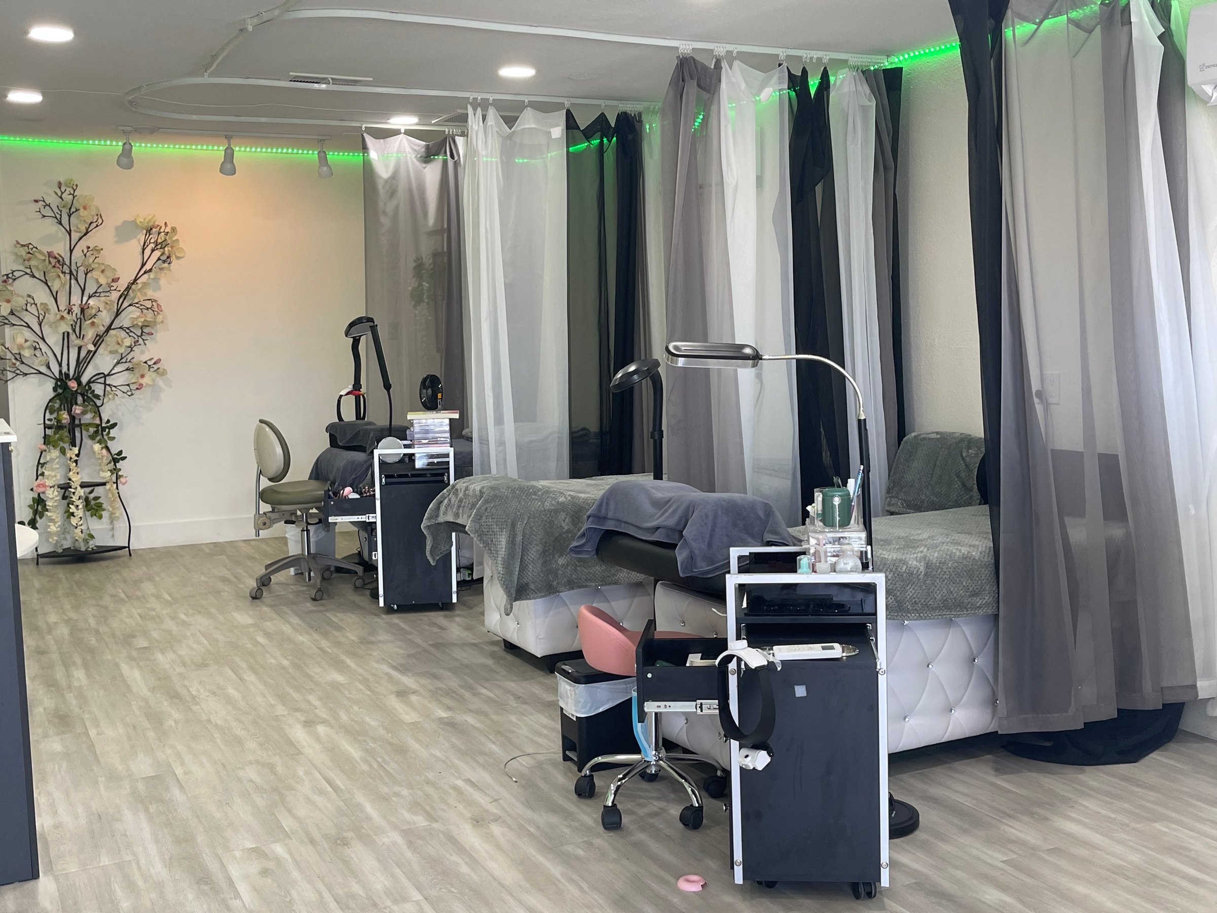 Full Set Classic/Very Natural or Volume/Dramatic Eyelash Extensions