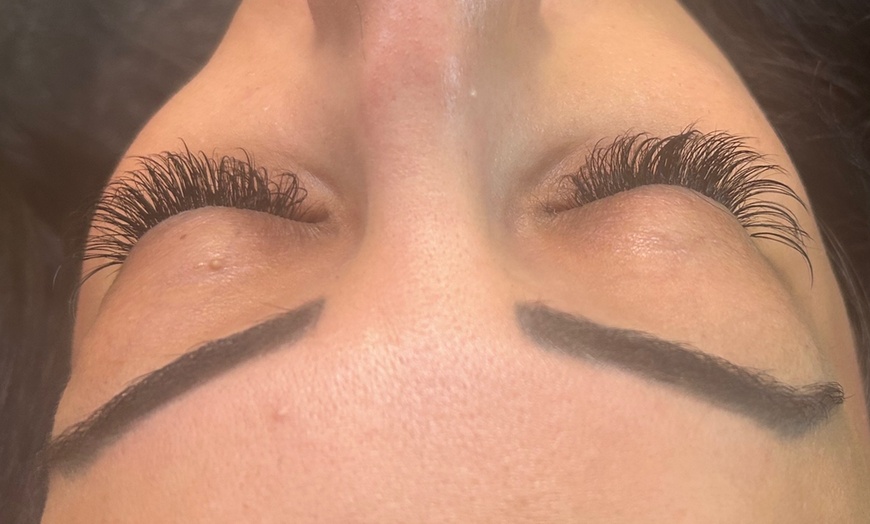 Image 9: Effortless Beauty: Transform Your Look With Full Set & Fill-In Lashes
