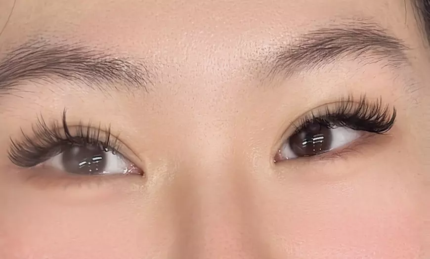 Image 2: One Full Set of Classic, Hybrid or Volume Eyelash Extensions