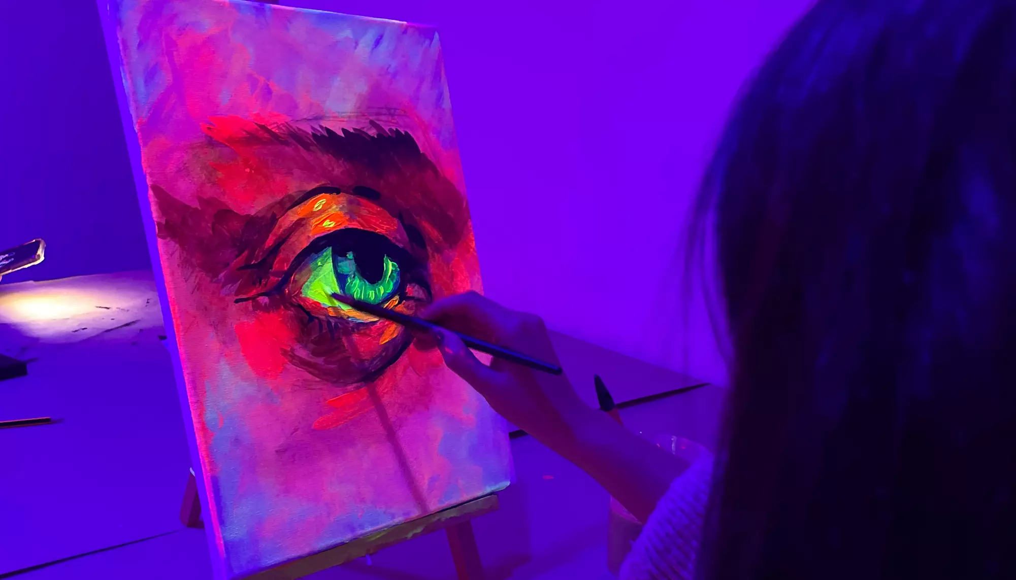 Despierta tu creatividad en Clase de arte con pintura neón