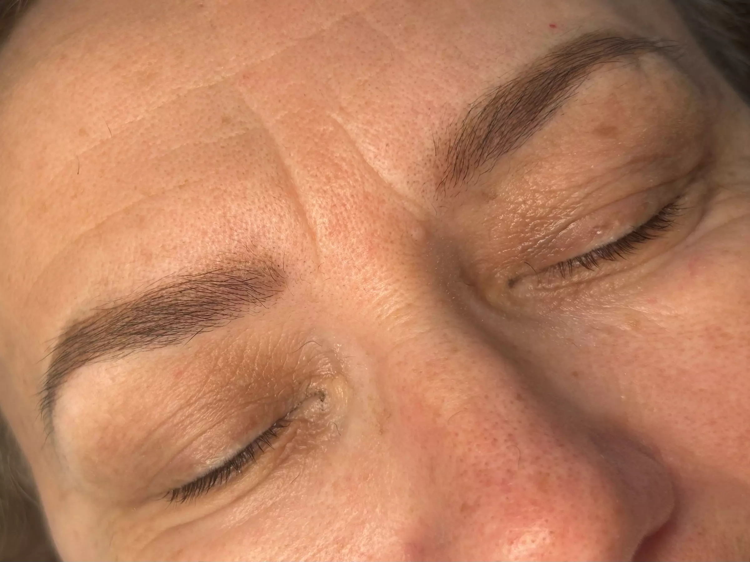 Épilations et brow lift avec El Beauty Women
