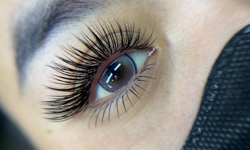Image 2: Classic, Hybrid or Volume Eyelash Extensions Set